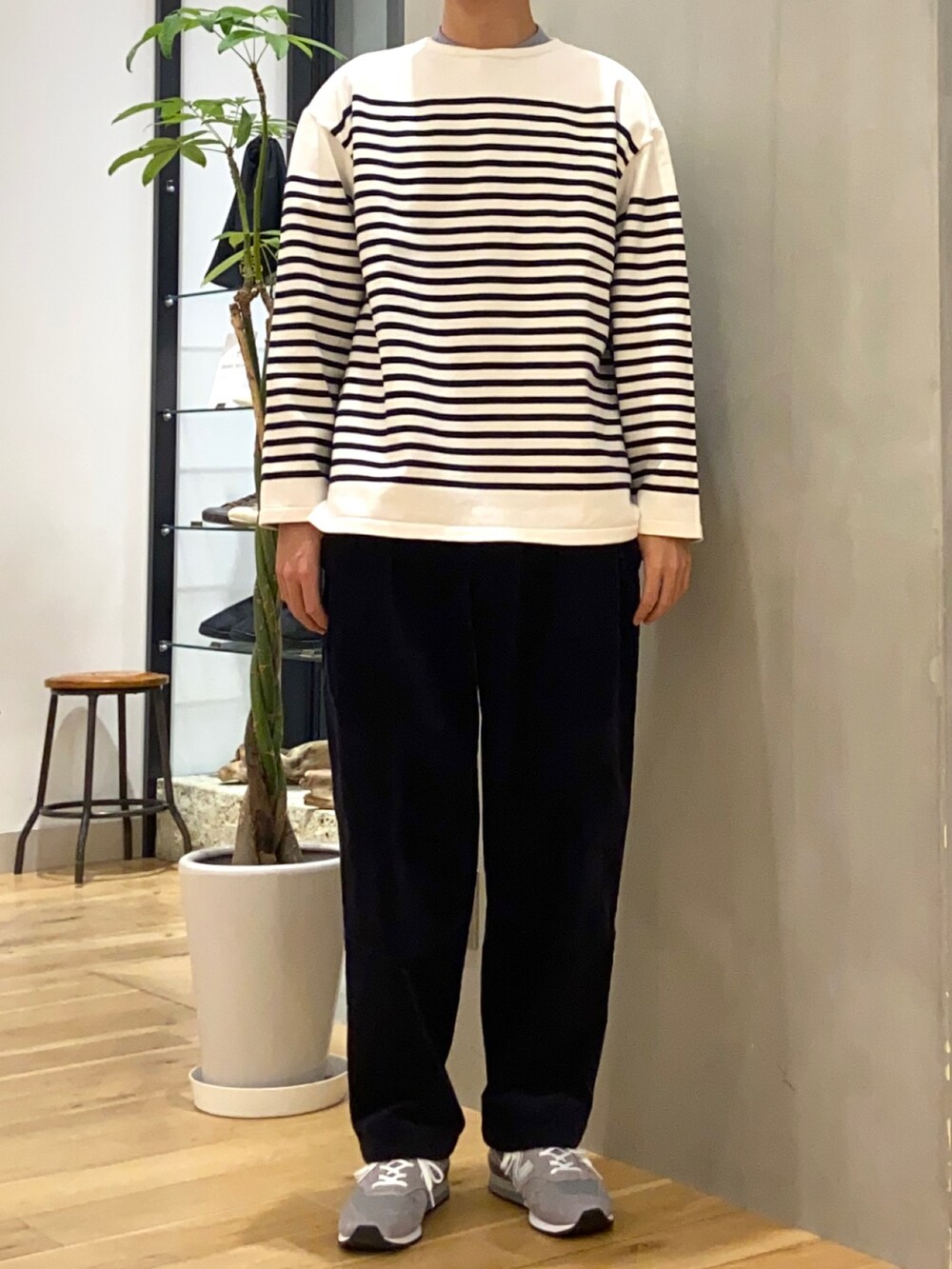 ホワイト系のニット/セーター、ブルー系のシャツ/ブラウス、ブルー系のその他パンツを着用したメンズの秋コーディネートの3枚目の写真