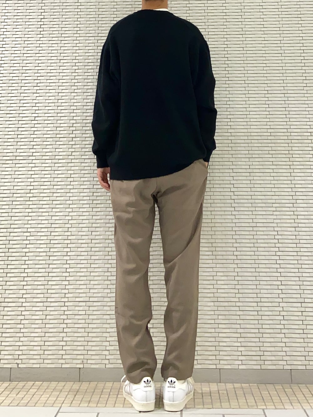 ブラック系のカーディガン/ボレロ、ホワイト系のTシャツ/カットソー、ブラウン系のその他パンツを着用したメンズの秋コーディネートの3枚目の写真