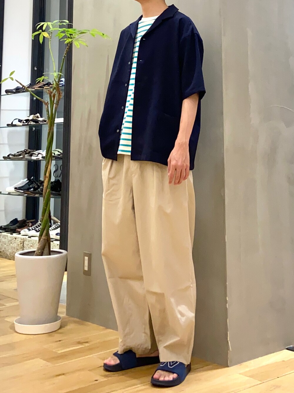 ブルー系のシャツ/ブラウス、ブルー系のTシャツ/カットソー、ベージュ系のその他パンツを着用したメンズの夏コーディネートの3枚目の写真