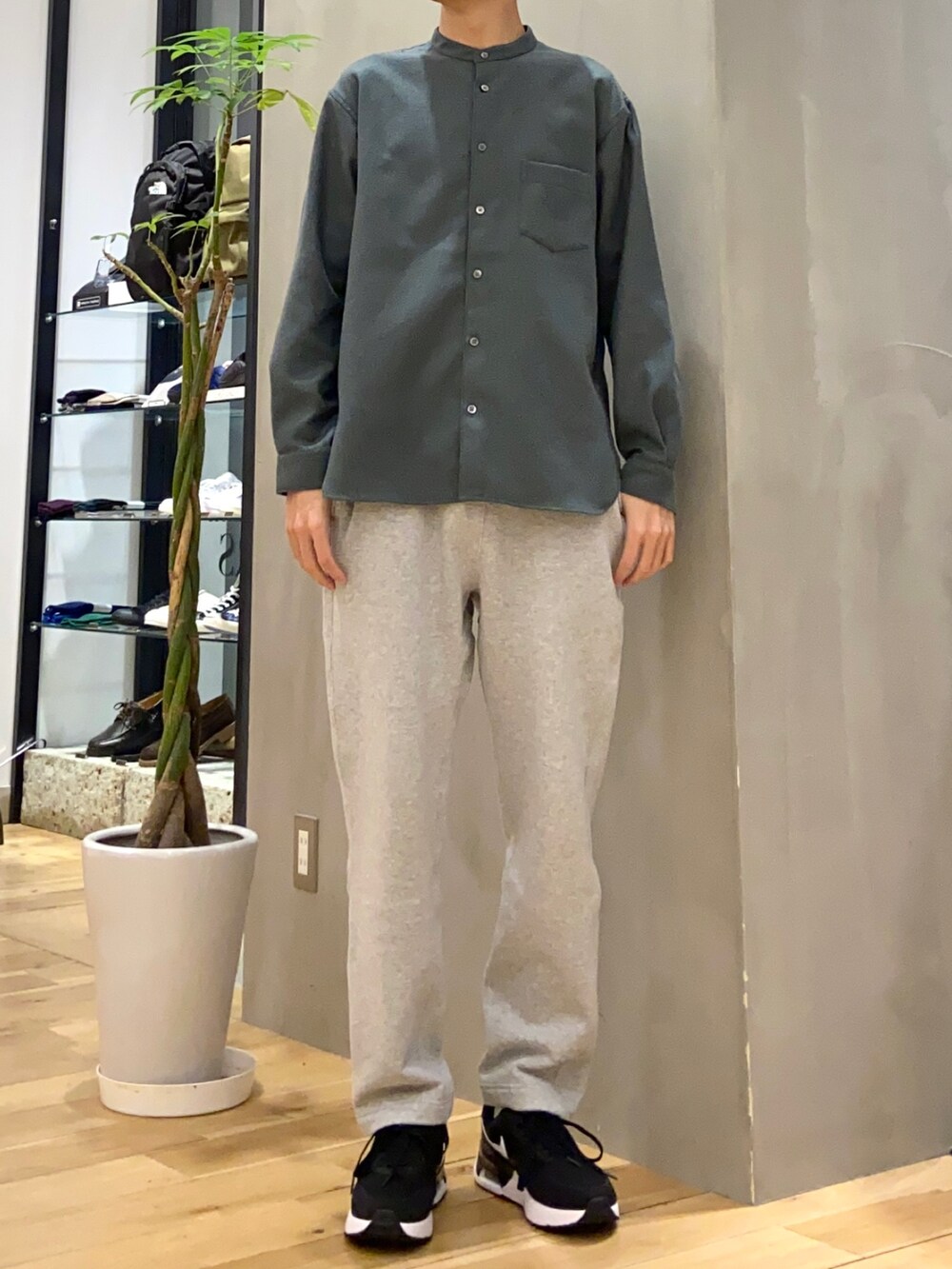 ブラック系のブルゾン、グリーン系のシャツ/ブラウス、グレー系のその他パンツを着用したメンズの冬コーディネートの2枚目の写真