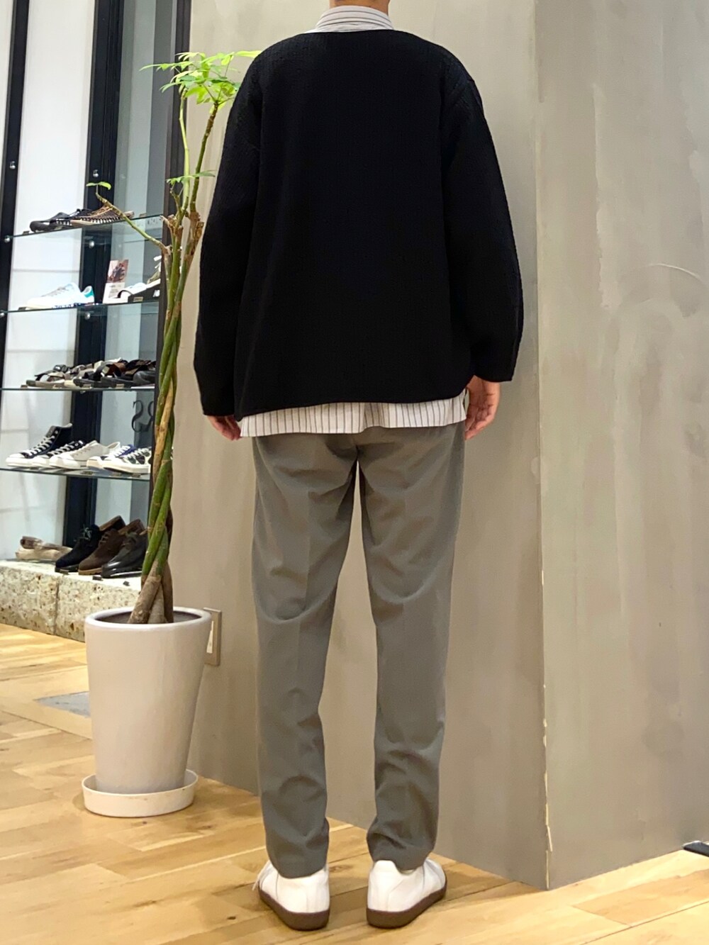 ブラック系のブルゾン、グレー系のシャツ/ブラウス、グリーン系のその他パンツを着用したメンズの秋コーディネートの4枚目の写真
