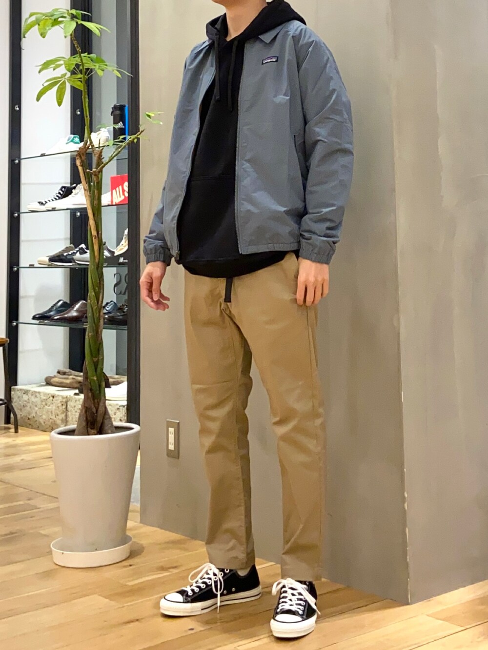 ベージュ系のその他パンツ、その他のその他、ブラック系のその他を着用したメンズの春コーディネートの3枚目の写真