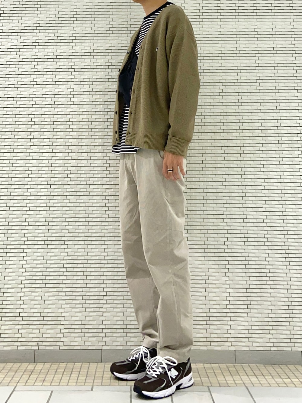 ベージュ系のカーディガン/ボレロ、ブラック系のTシャツ/カットソー、ベージュ系のその他パンツを着用したメンズの秋コーディネートの3枚目の写真