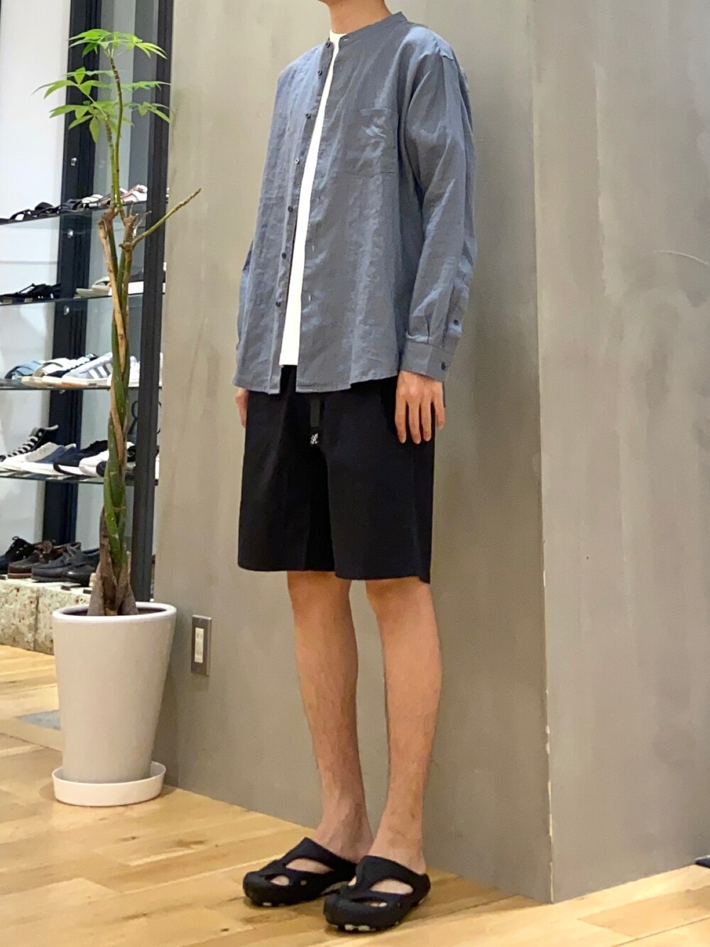 ブルー系のシャツ/ブラウス、ホワイト系のTシャツ/カットソー、ブラック系のその他パンツを着用したメンズの夏コーディネートの3枚目の写真