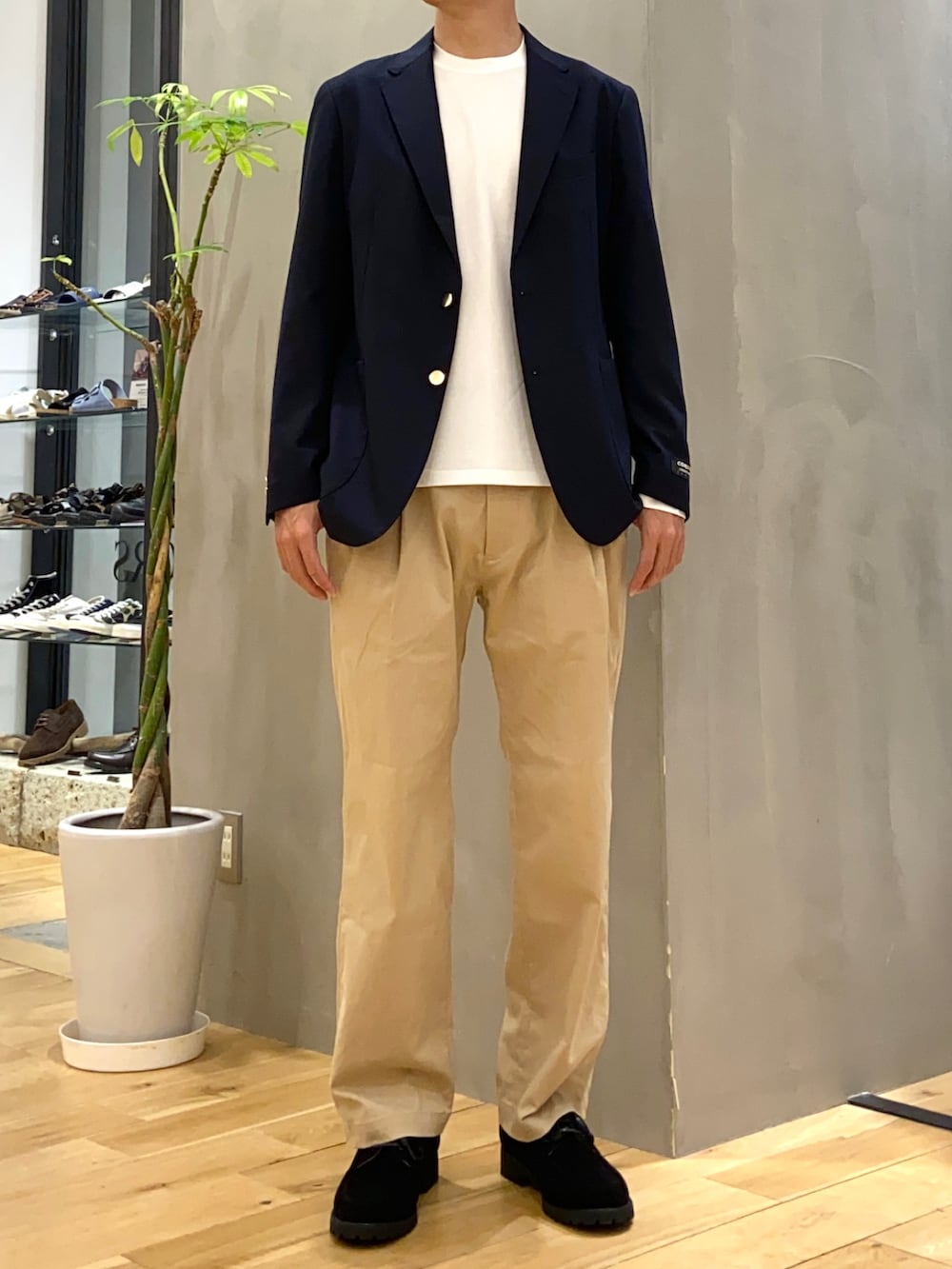 ブルー系のその他アウター、ホワイト系のTシャツ/カットソー、ベージュ系のその他パンツを着用したメンズの夏コーディネートの5枚目の写真