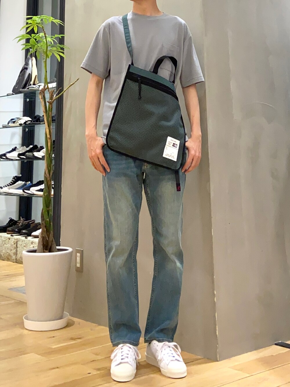 グレー系のシャツ/ブラウス、ブルー系のTシャツ/カットソー、ブルー系のその他パンツを着用したメンズの春コーディネートの3枚目の写真