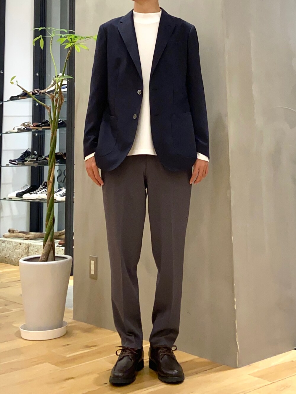 ブルー系のスーツジャケット、ホワイト系のTシャツ/カットソー、ブラウン系のその他シューズを着用したメンズの夏コーディネートの4枚目の写真