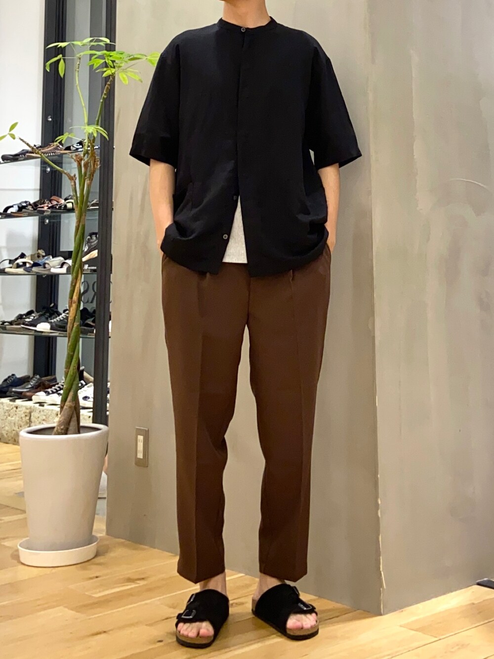 ブラック系のシャツ/ブラウス、グレー系のTシャツ/カットソー、ブラウン系のその他パンツを着用したメンズの夏コーディネートの3枚目の写真