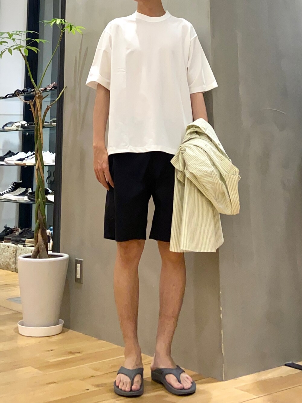 イエロー系のシャツ/ブラウス、ホワイト系のTシャツ/カットソー、ブラック系のその他パンツを着用したメンズの夏コーディネートの2枚目の写真