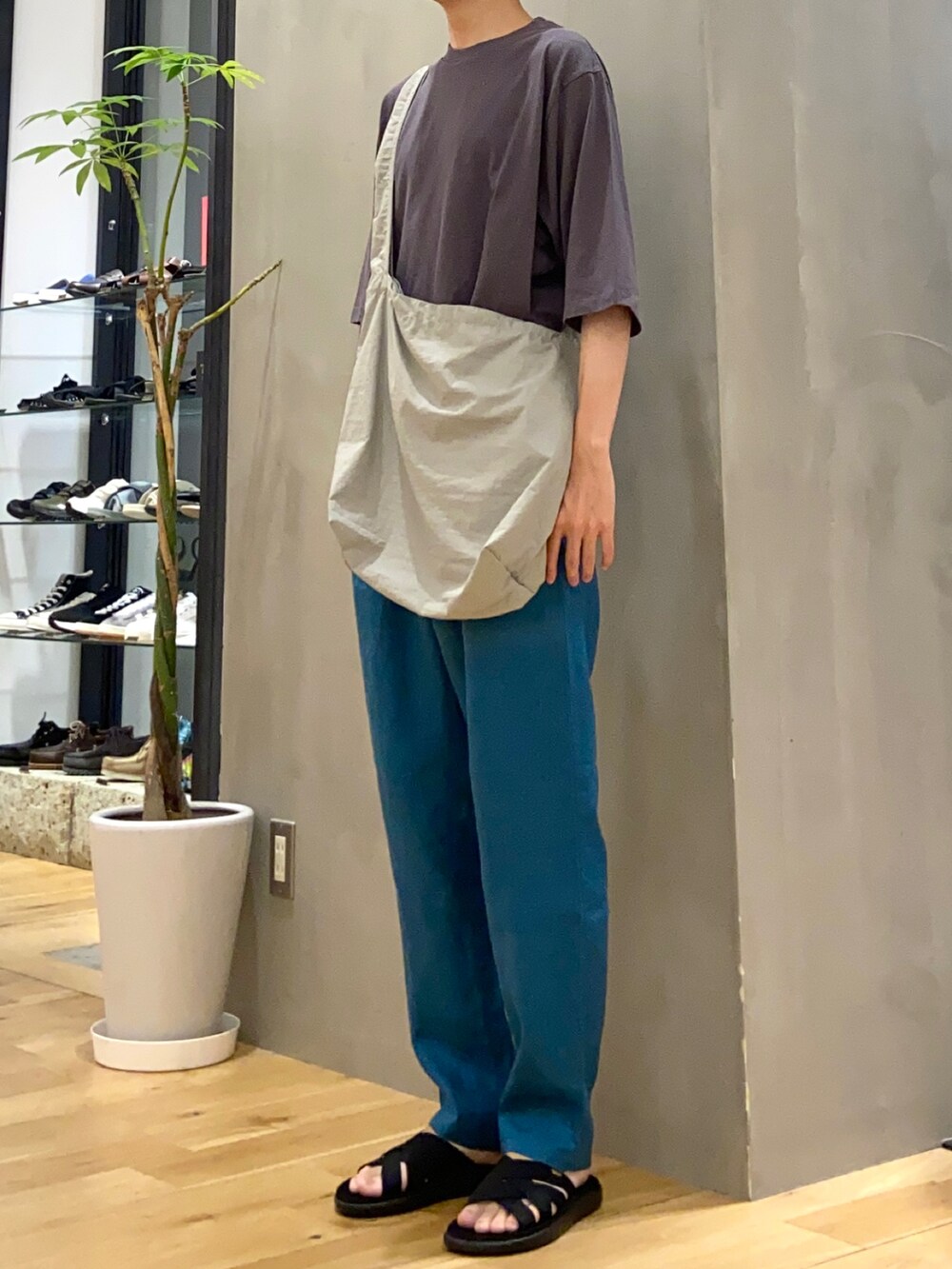 グレー系のTシャツ/カットソー、グレー系のショルダーバッグ、ブルー系のその他パンツを着用したメンズの夏コーディネートの2枚目の写真