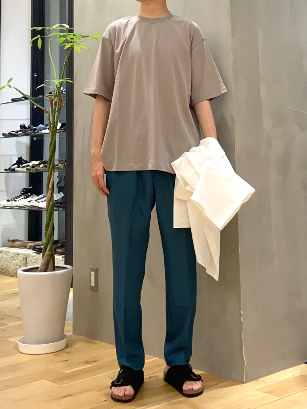 ホワイト系のシャツ/ブラウス、ベージュ系のTシャツ/カットソー、グリーン系のその他パンツを着用したメンズの夏コーディネートの2枚目の写真