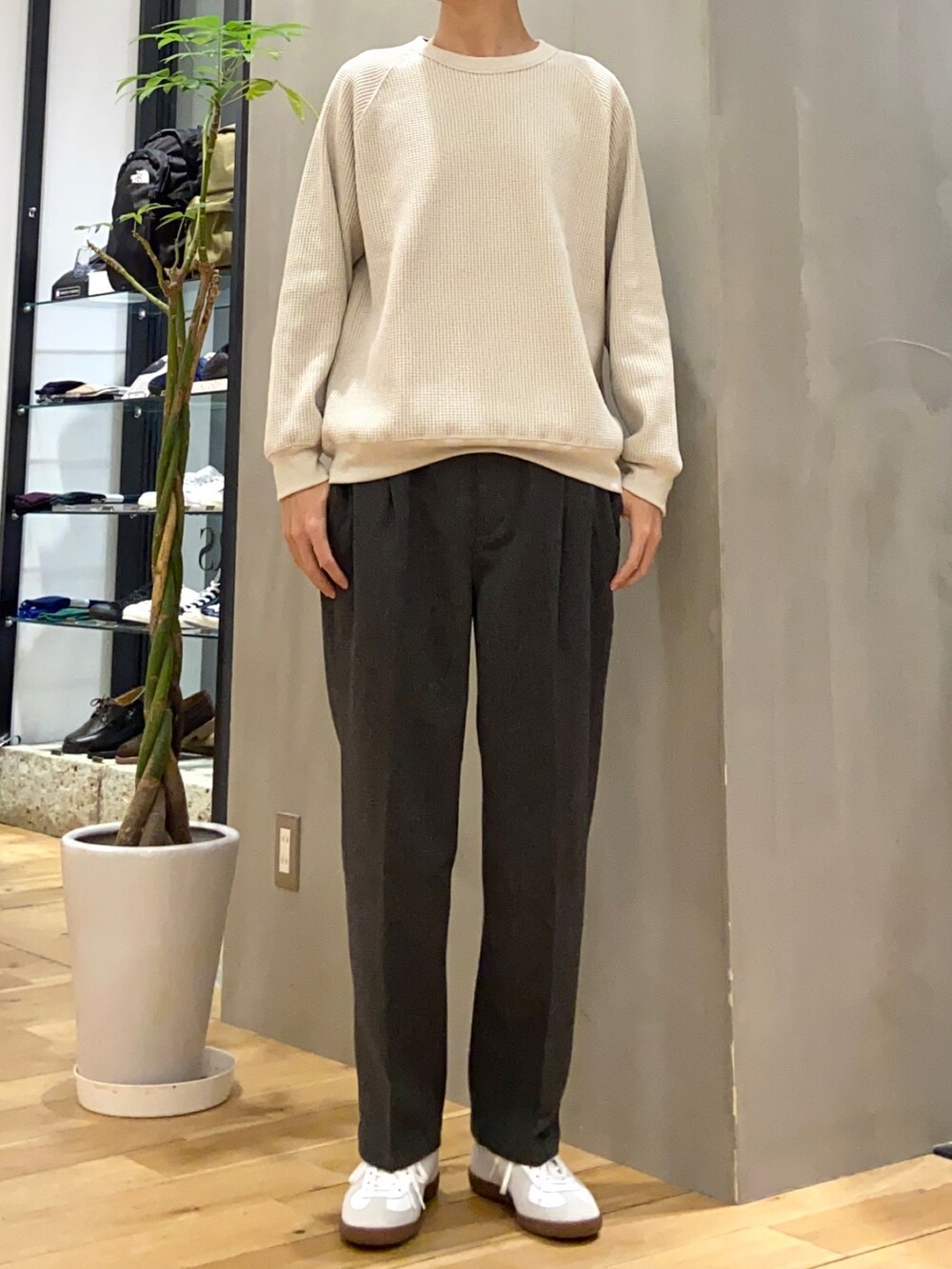 グリーン系のダウンジャケット/コート、ベージュ系のTシャツ/カットソー、ホワイト系のスニーカーを着用したメンズの冬コーディネートの2枚目の写真