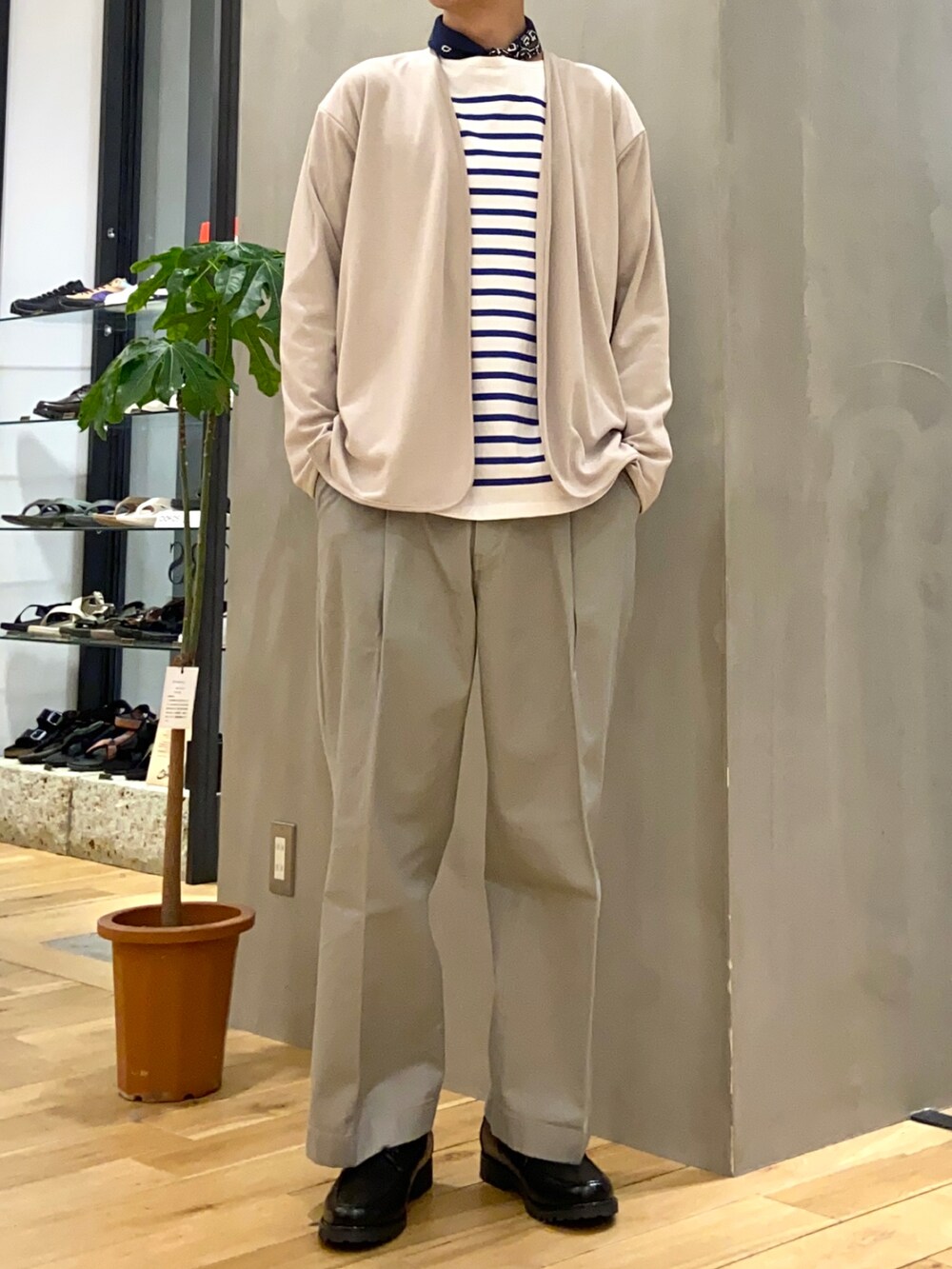グレー系のカーディガン/ボレロ、ブルー系のTシャツ/カットソー、グレー系のその他パンツを着用したメンズの春コーディネートの4枚目の写真