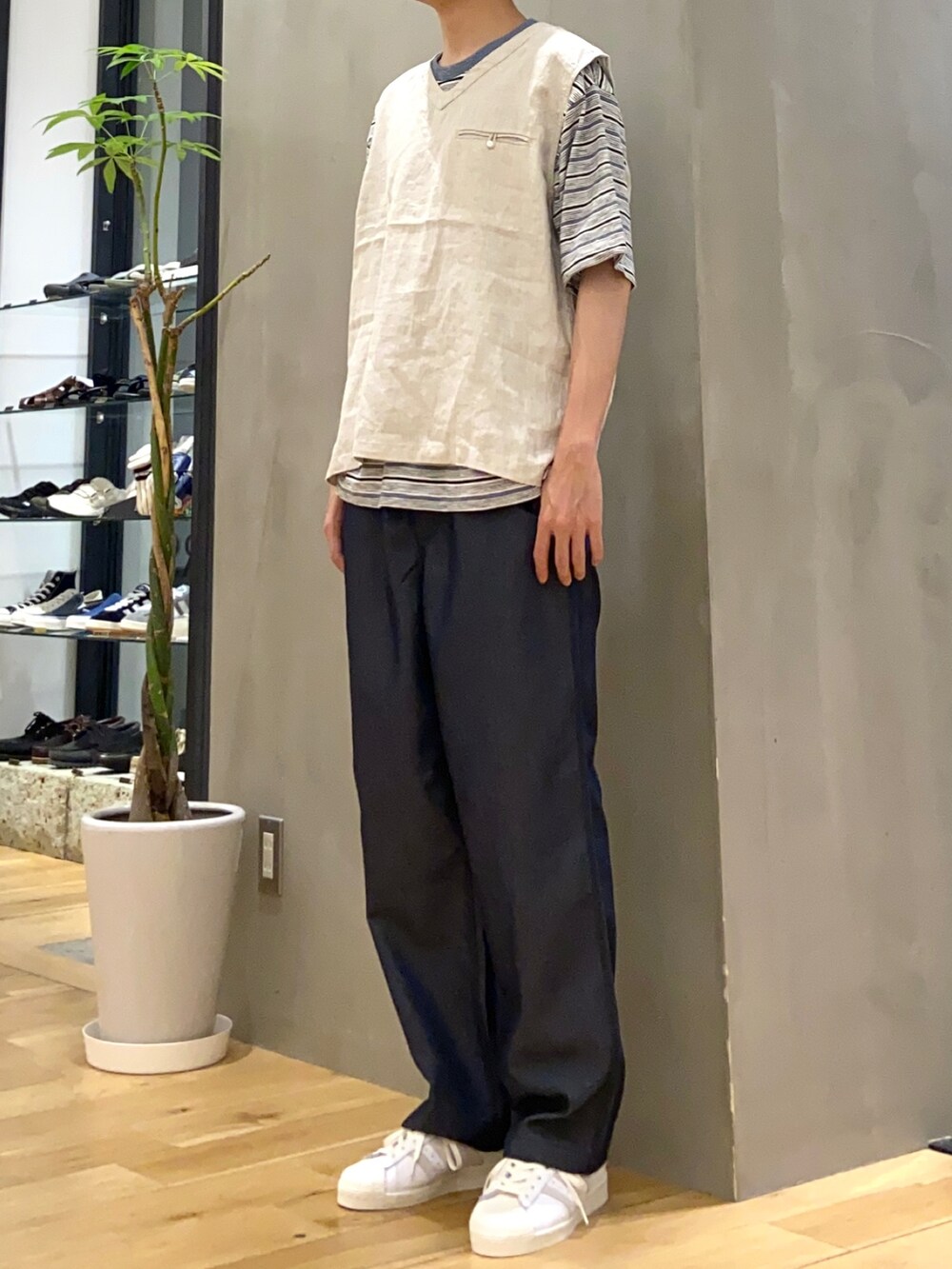 ホワイト系のベスト、ブルー系のTシャツ/カットソー、ブルー系のその他パンツを着用したメンズの春コーディネートの3枚目の写真