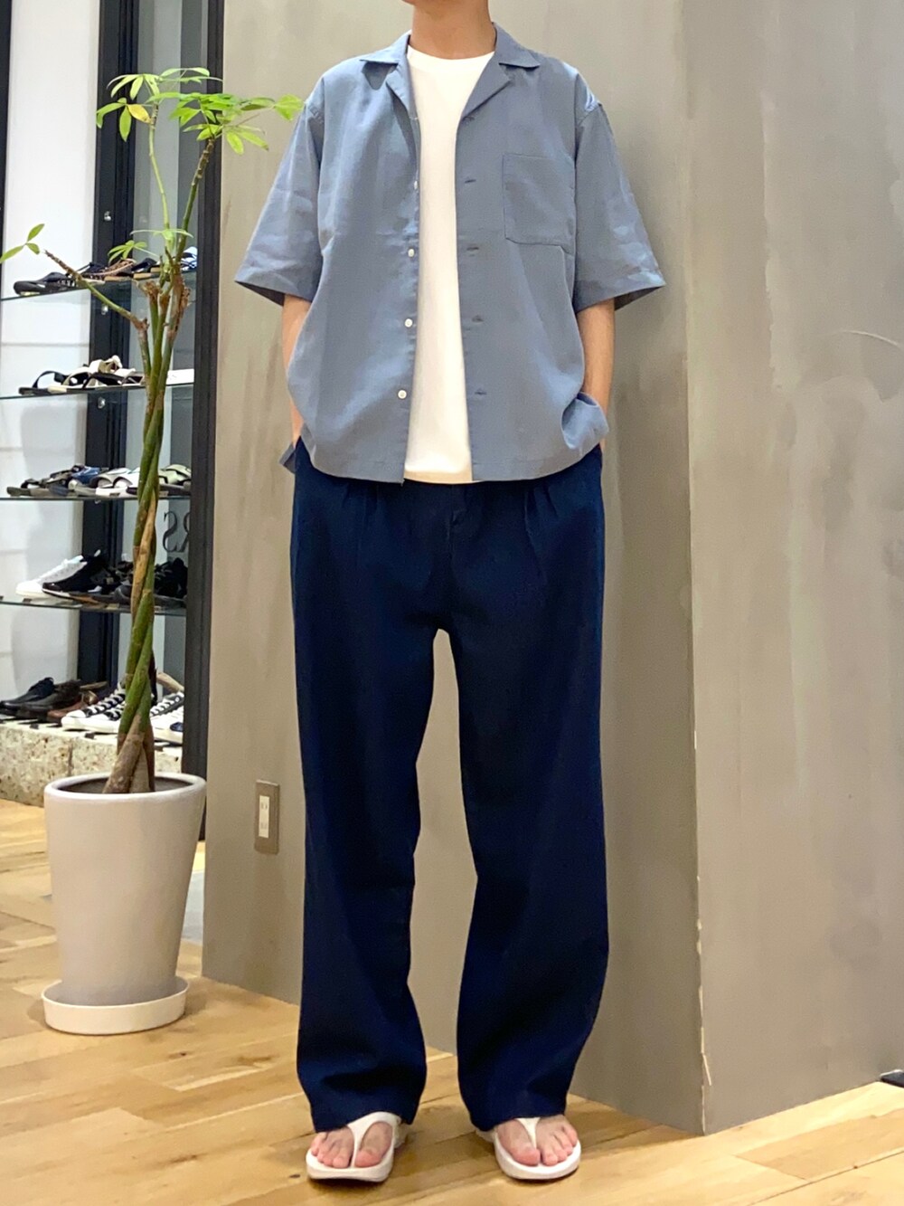 ブルー系のシャツ/ブラウス、ホワイト系のTシャツ/カットソー、ホワイト系のサンダルを着用したメンズの夏コーディネートの4枚目の写真