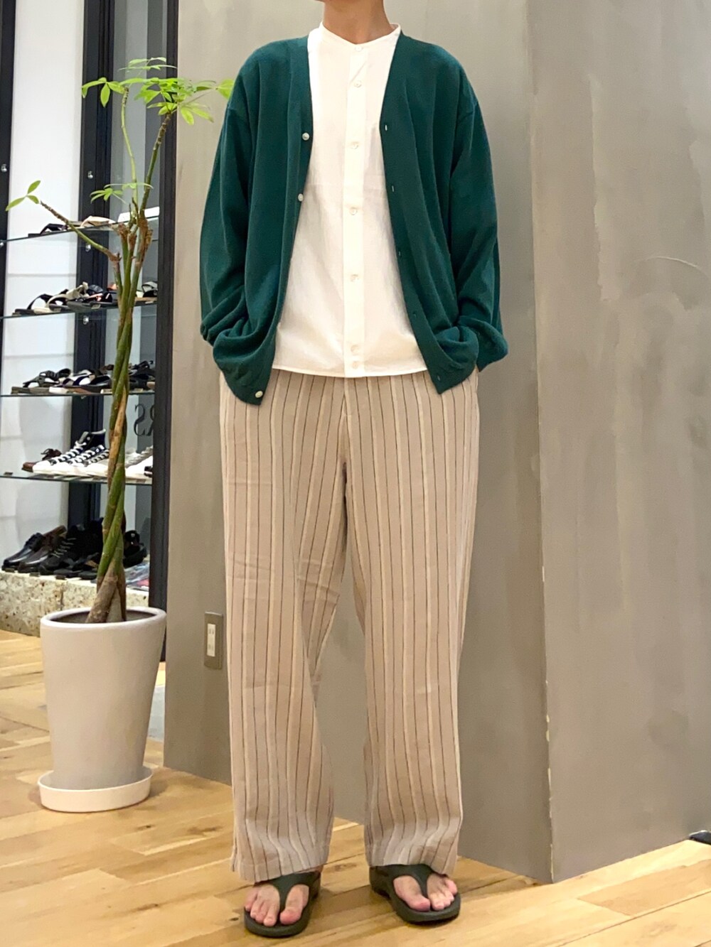 グリーン系のカーディガン/ボレロ、ホワイト系のシャツ/ブラウス、ベージュ系のその他パンツを着用したメンズの夏コーディネートの4枚目の写真