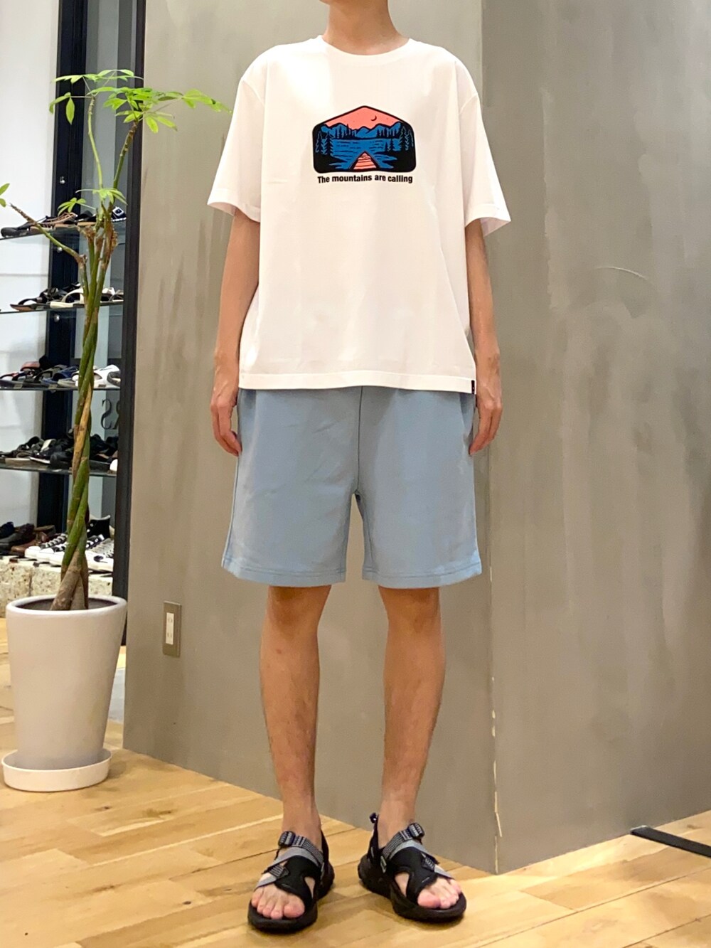 ホワイト系のTシャツ/カットソー、ブルー系のその他パンツを着用したメンズの夏コーディネートの3枚目の写真