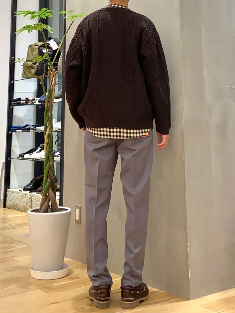 ブラウン系のカーディガン/ボレロ、その他のシャツ/ブラウス、ブラウン系のスニーカーを着用したメンズの冬コーディネートの3枚目の写真