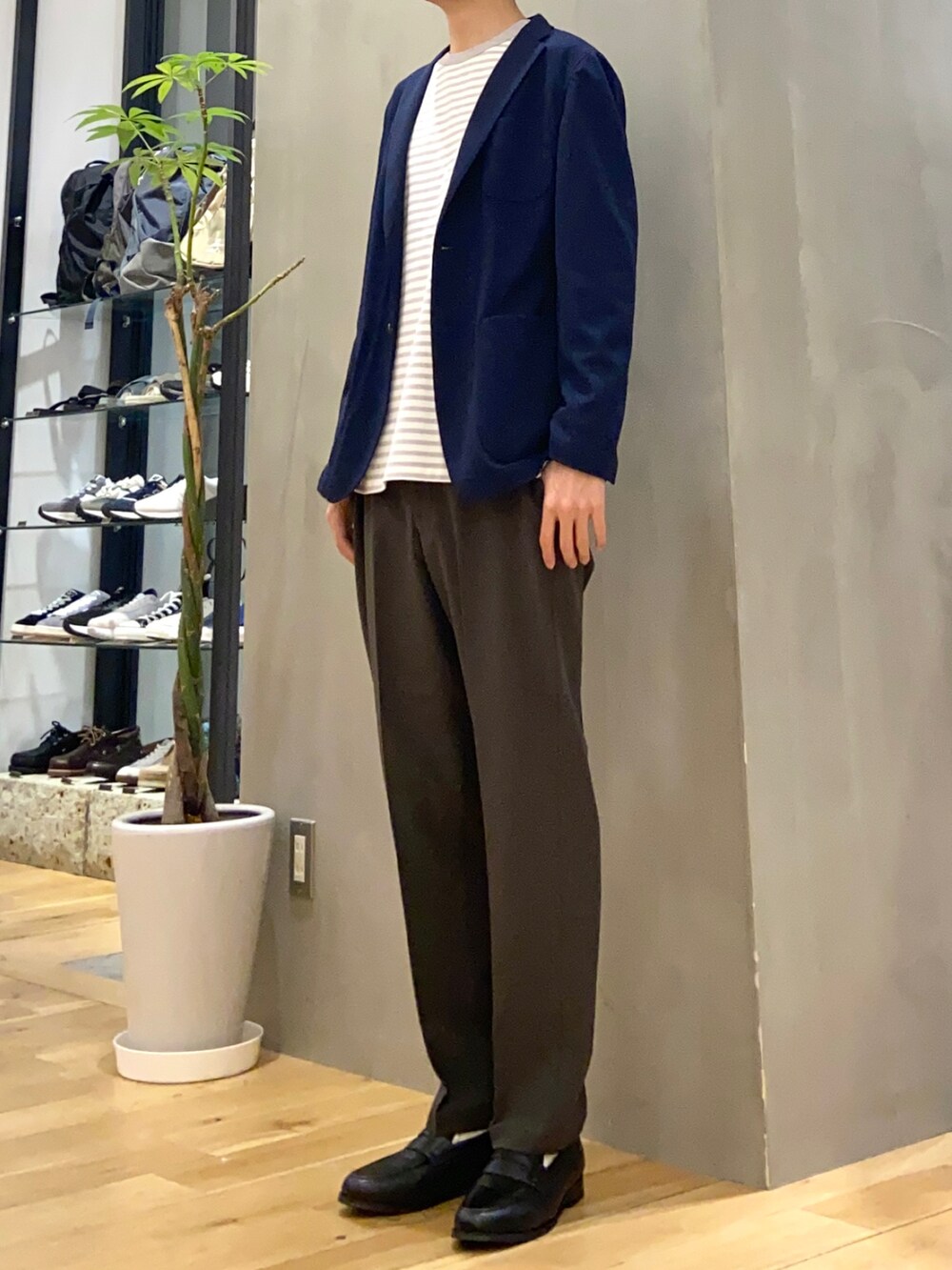 ブルー系のその他アウター、グレー系のTシャツ/カットソー、グリーン系のスーツパンツを着用したメンズの春コーディネートの3枚目の写真