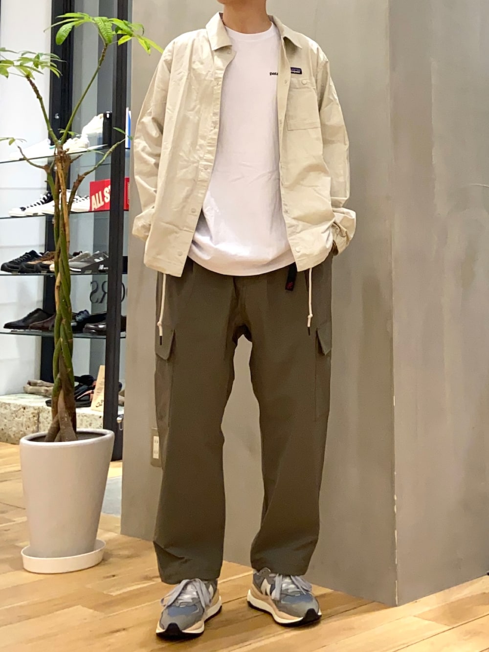 グレー系のスニーカー、グリーン系のその他パンツ、その他のその他を着用したメンズの春コーディネートの3枚目の写真