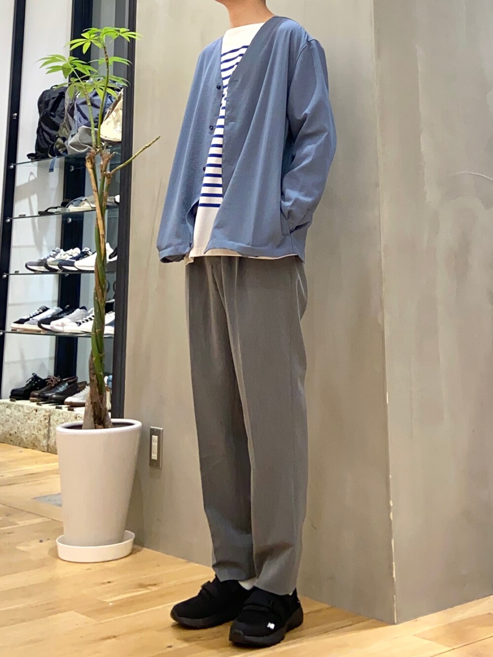 ブルー系のその他アウター、ブルー系のTシャツ/カットソー、ブラック系のスニーカーを着用したメンズの春コーディネートの3枚目の写真