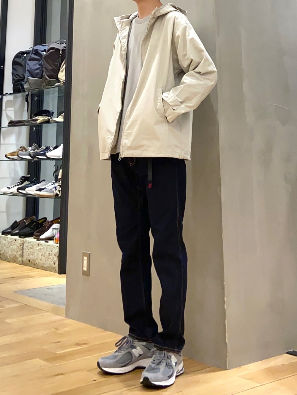 ホワイト系のブルゾン、グレー系のTシャツ/カットソー、ブルー系のその他パンツを着用したメンズの春コーディネートの3枚目の写真