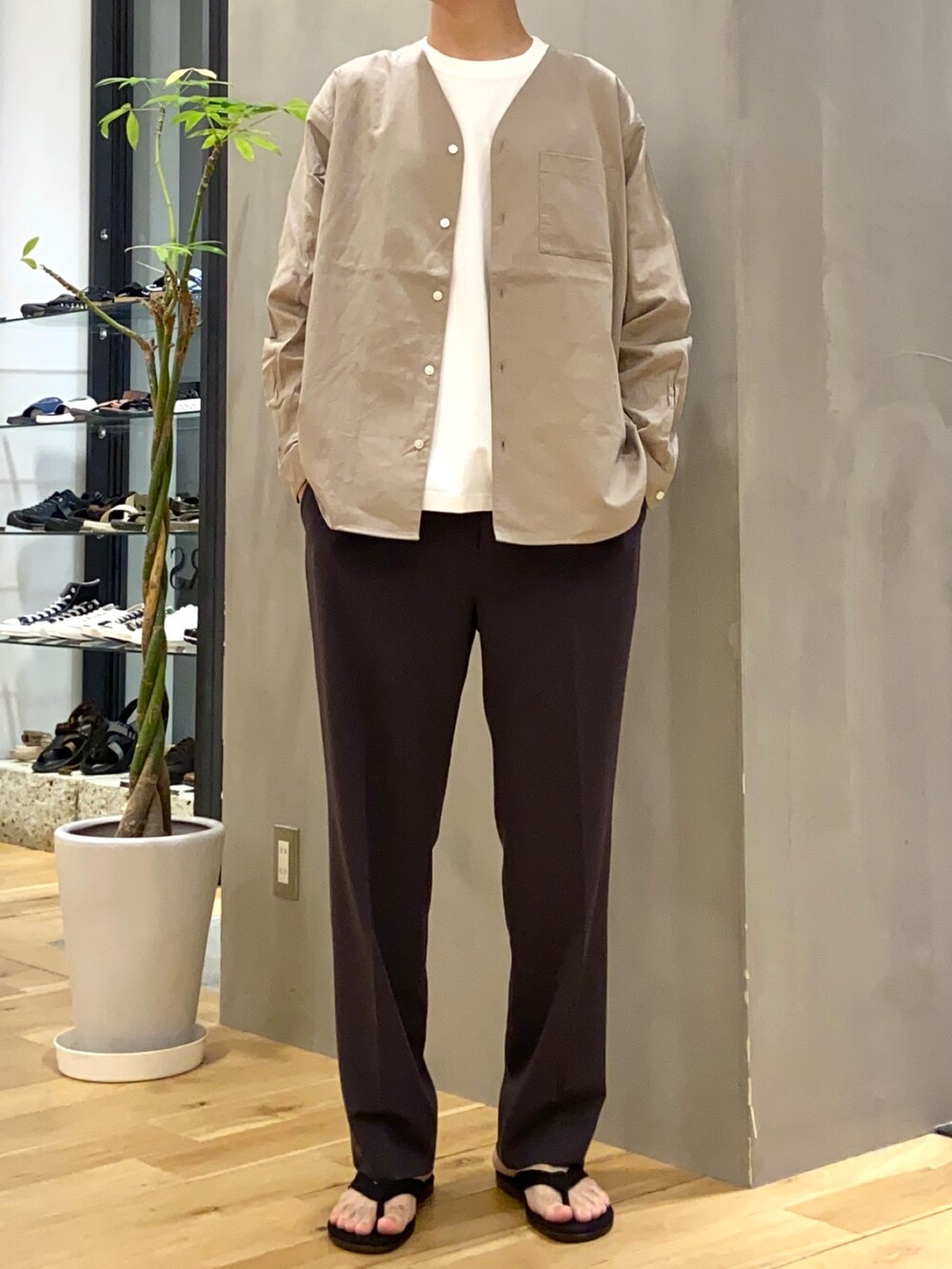 ベージュ系のシャツ/ブラウス、ホワイト系のTシャツ/カットソー、ブラック系のサンダルを着用したメンズの夏コーディネートの4枚目の写真