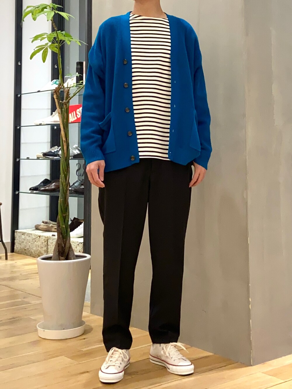 ブルー系のカーディガン/ボレロ、ブルー系のTシャツ/カットソー、ブラック系のその他パンツを着用したメンズの春コーディネートの3枚目の写真