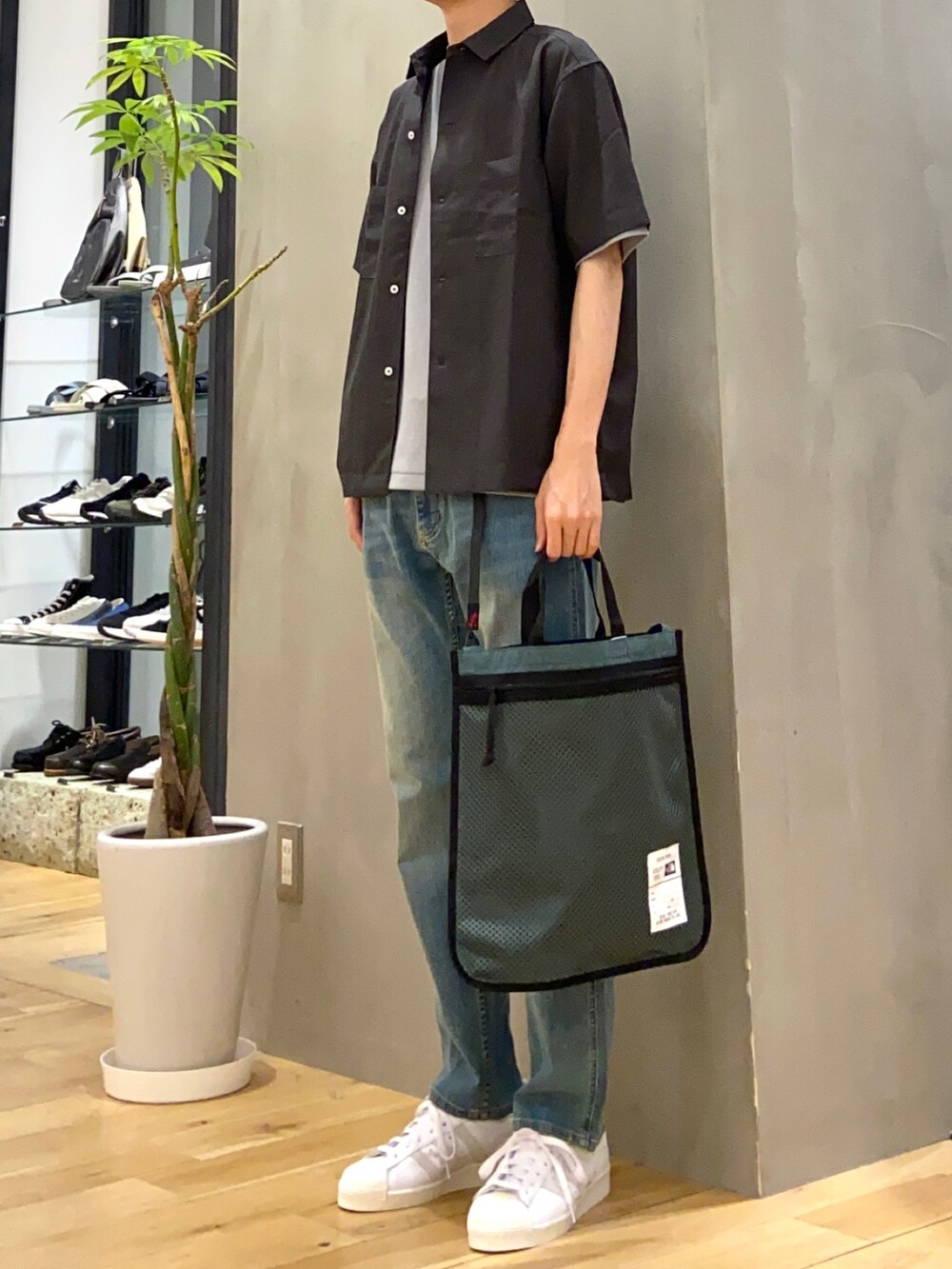 グレー系のシャツ/ブラウス、ブルー系のTシャツ/カットソー、ブルー系のその他パンツを着用したメンズの春コーディネートの2枚目の写真