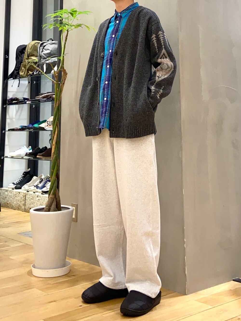 グレー系のカーディガン/ボレロ、ブルー系のシャツ/ブラウス、グレー系のスウェットパンツを着用したメンズの冬コーディネートの2枚目の写真