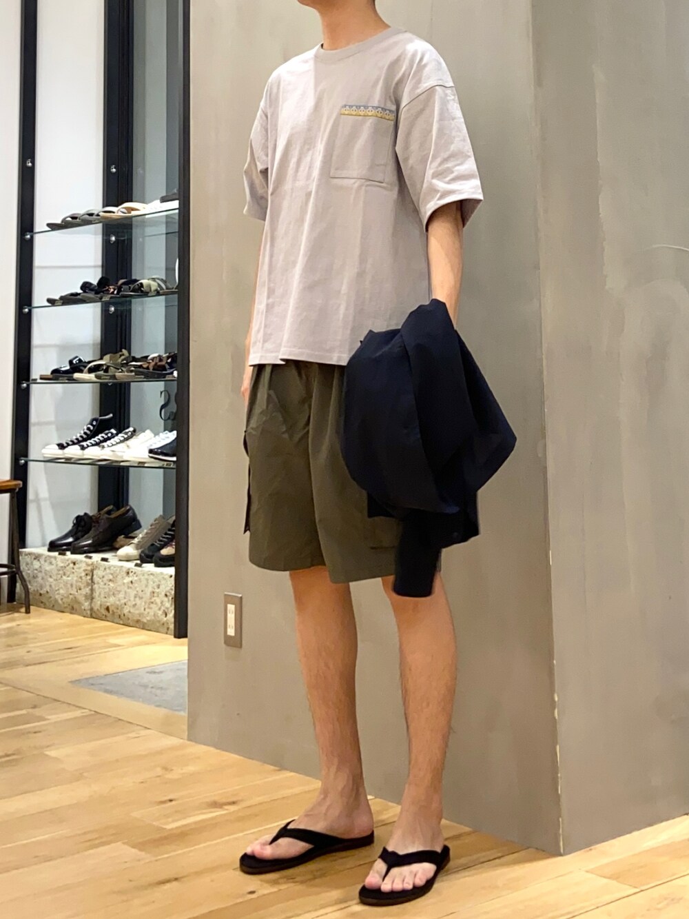 グレー系のTシャツ/カットソー、ブルー系のシャツ/ブラウス、グリーン系のその他パンツを着用したメンズの春コーディネートの2枚目の写真
