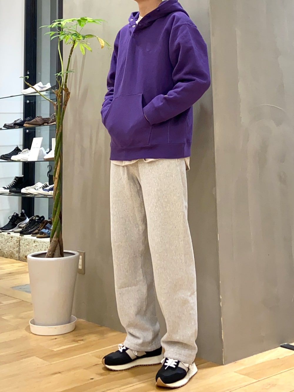 パープル系のパーカー、ホワイト系のシャツ/ブラウス、グレー系のその他パンツを着用したメンズの秋コーディネートの2枚目の写真