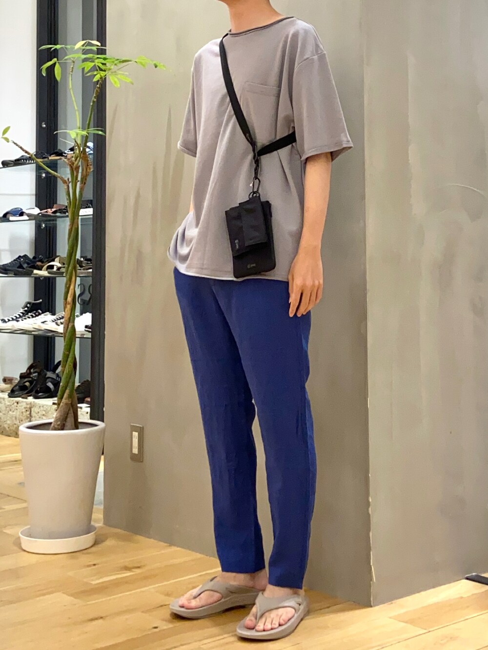 グレー系のTシャツ/カットソー、ブラック系のショルダーバッグ、ブルー系のその他パンツを着用したメンズの夏コーディネートの2枚目の写真