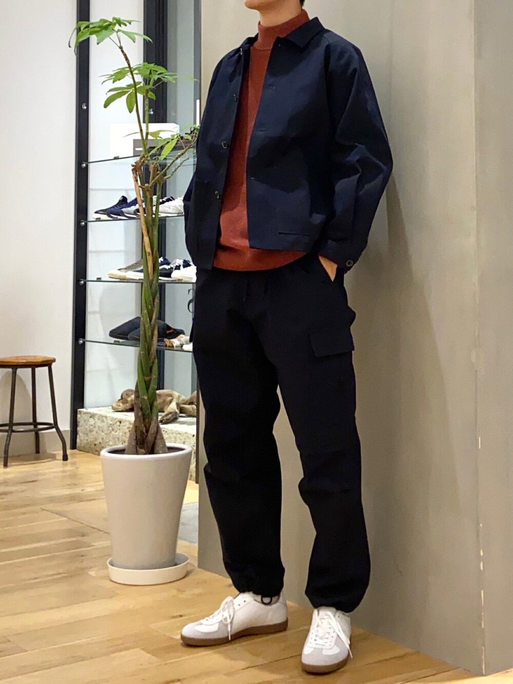 ブルー系のブルゾン、ブルー系のその他パンツ、ホワイト系のスニーカーを着用したメンズの秋コーディネートの2枚目の写真