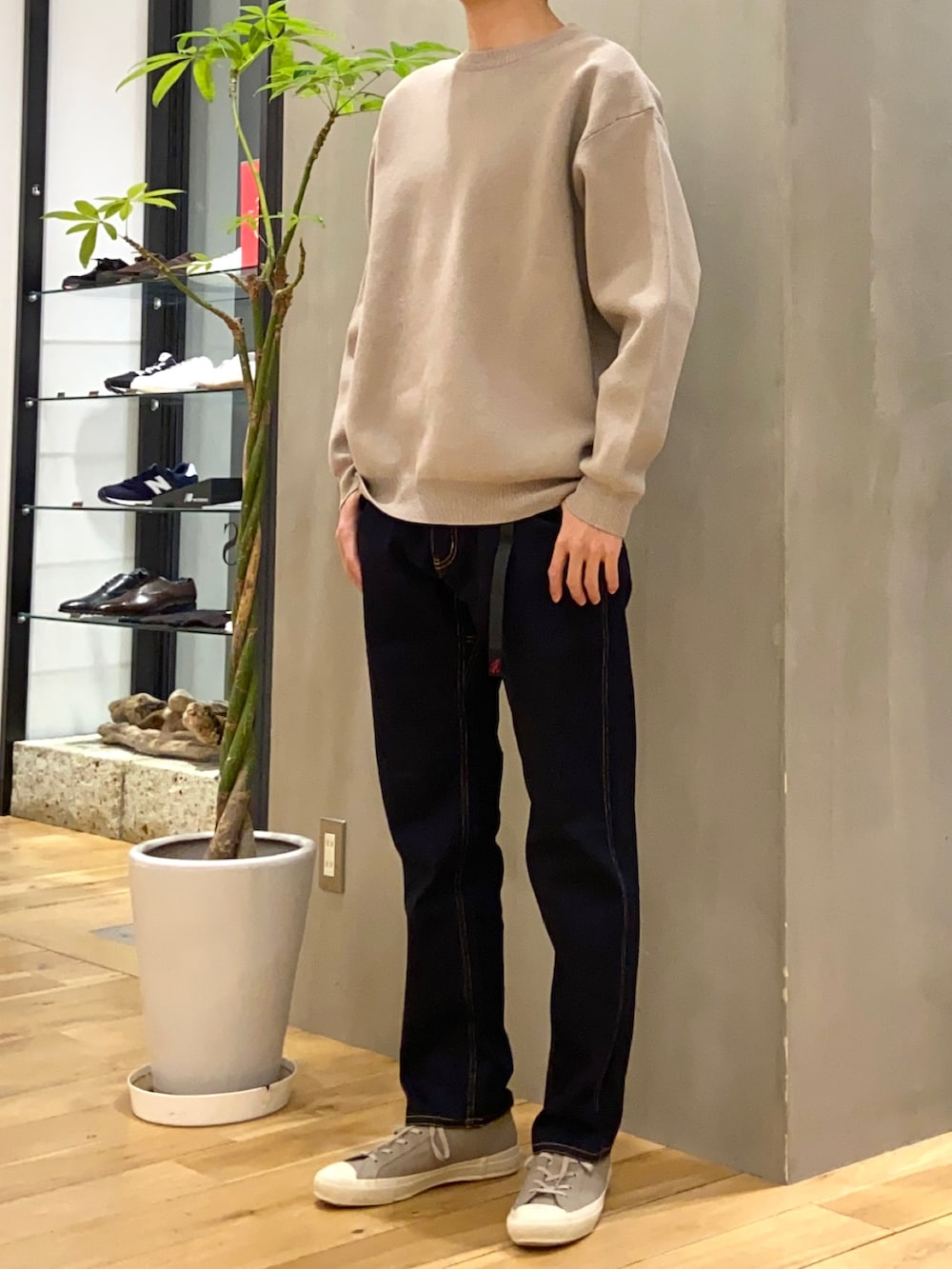 ベージュ系のニット/セーター、ブルー系のその他パンツ、グレー系のスニーカーを着用したメンズの冬コーディネートの4枚目の写真
