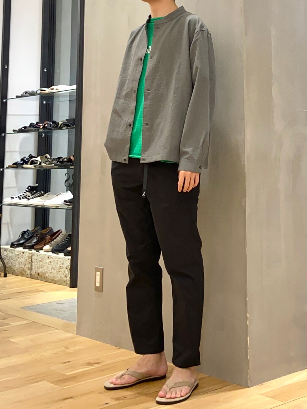 グリーン系のブルゾン、グリーン系のTシャツ/カットソー、ブラック系のその他パンツを着用したメンズの春コーディネートの3枚目の写真