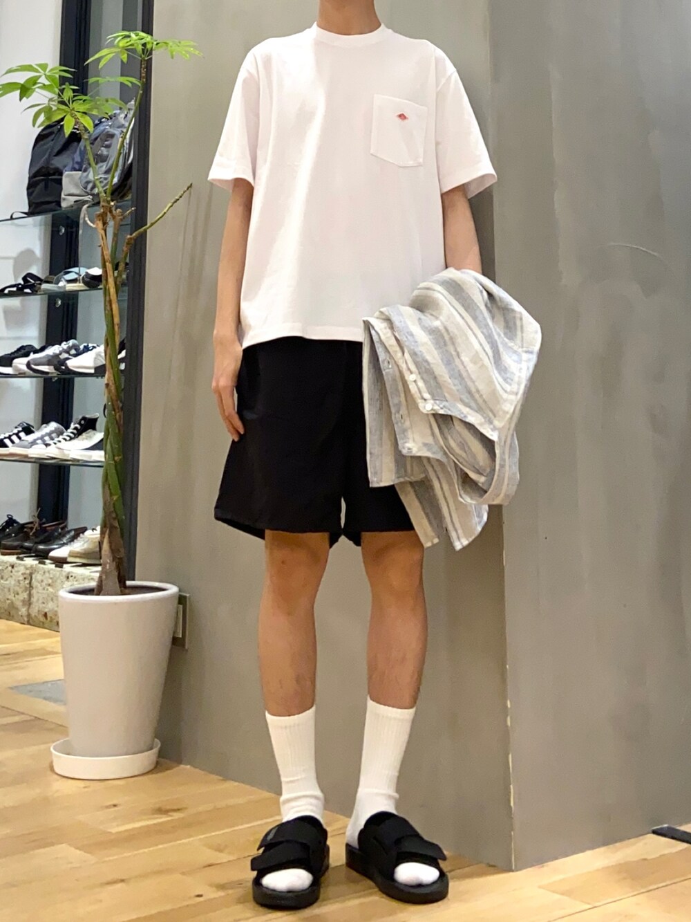 ホワイト系のシャツ/ブラウス、ホワイト系のTシャツ/カットソー、ブラック系のサンダルを着用したメンズの春コーディネートの2枚目の写真