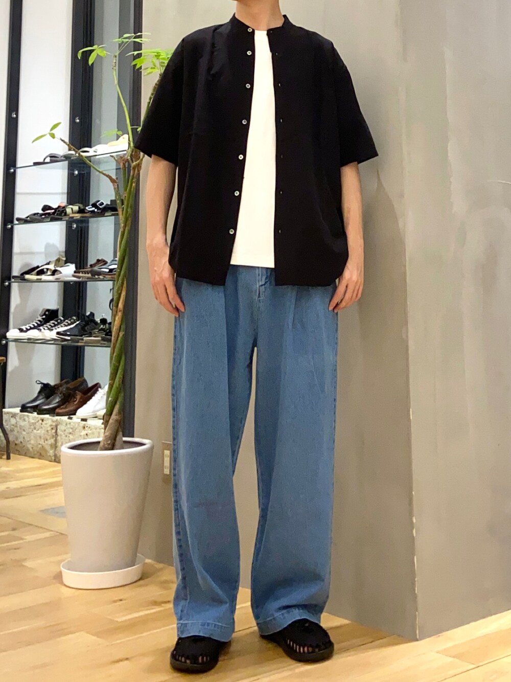 ブラック系のシャツ/ブラウス、ホワイト系のTシャツ/カットソー、ブルー系のデニムパンツを着用したメンズの夏コーディネートの3枚目の写真