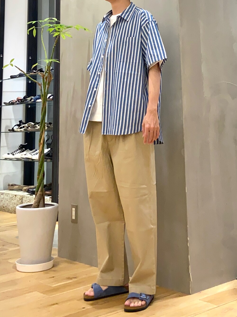 ブルー系のシャツ/ブラウス、ホワイト系のTシャツ/カットソー、ブルー系のサンダルを着用したメンズの夏コーディネートの2枚目の写真