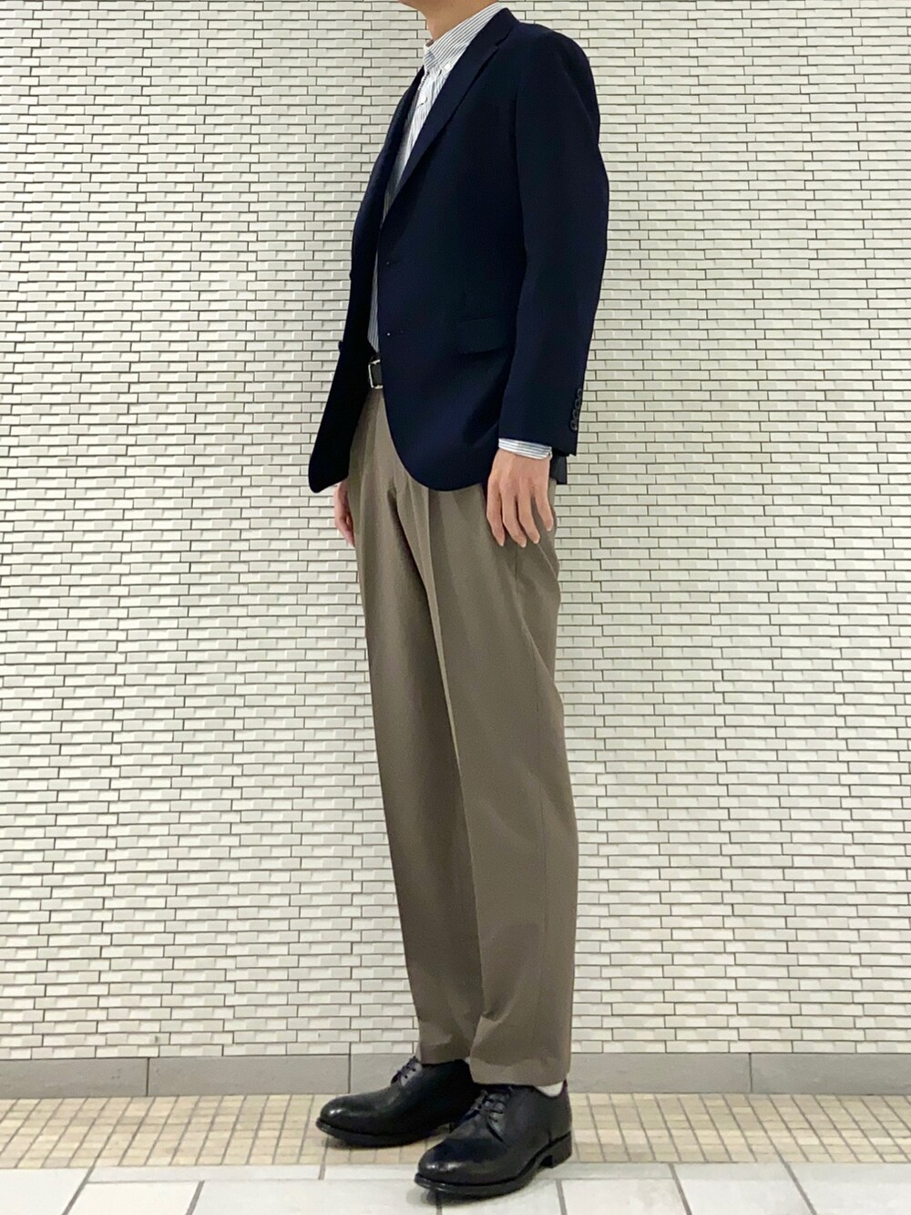 ブルー系のスーツジャケット、その他のシャツ/ブラウス、ブラウン系のスーツパンツを着用したメンズの春コーディネートの4枚目の写真