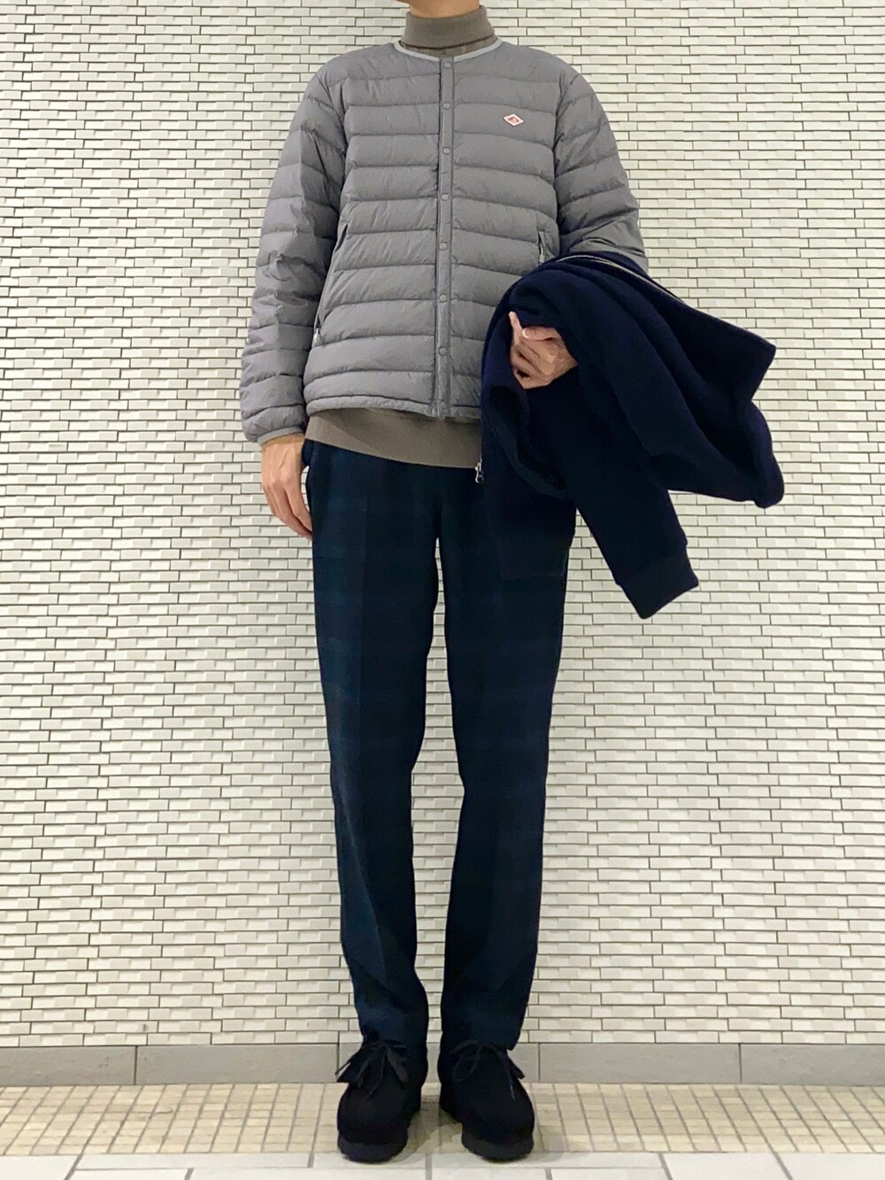 ブラウン系のニット/セーター、グリーン系のその他パンツ、ブラック系のブーツを着用したメンズの冬コーディネートの2枚目の写真