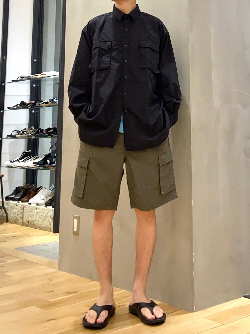 ブラック系のシャツ/ブラウス、ブルー系のTシャツ/カットソー、ブラック系のサンダルを着用したメンズの春コーディネートの4枚目の写真