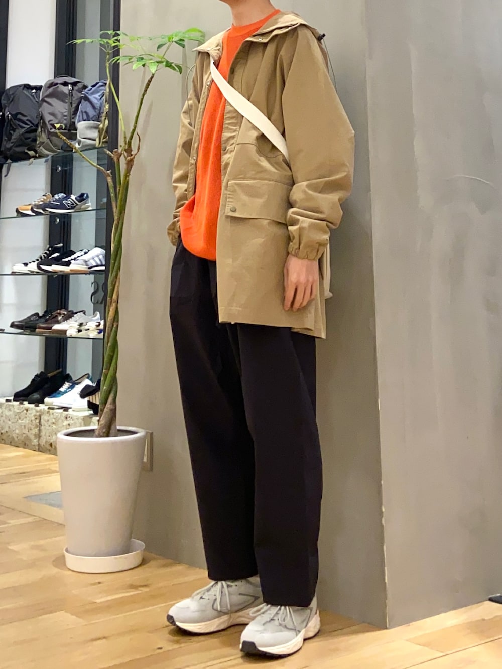 ベージュ系のその他アウター、オレンジ系のニット/セーター、グレー系のスニーカーを着用したメンズの冬コーディネートの3枚目の写真