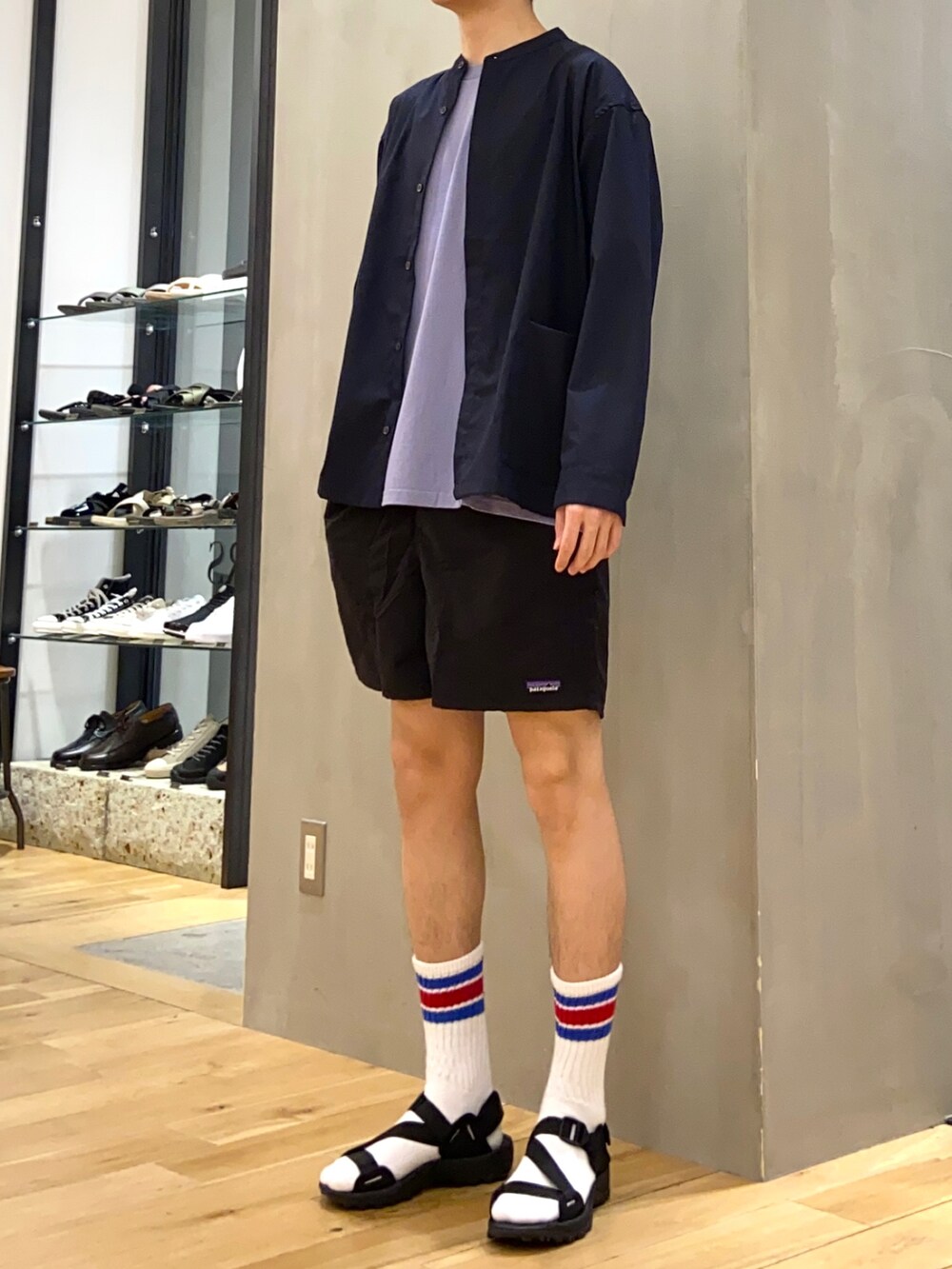 ブルー系のTシャツ/カットソー、ブルー系のブルゾン、ブラック系のサンダルを着用したメンズの春コーディネートの3枚目の写真
