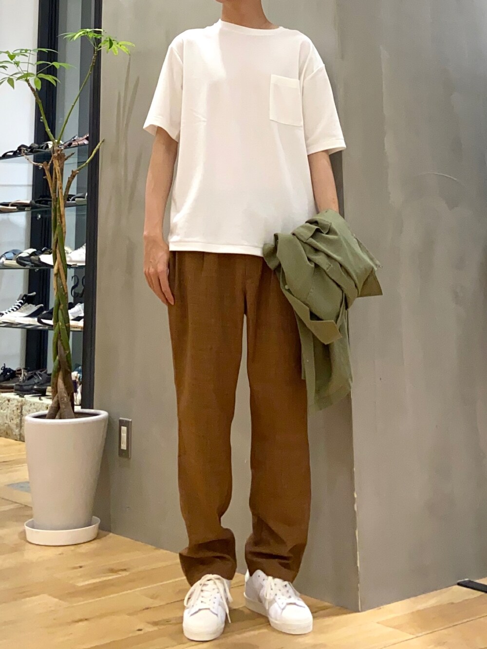 グリーン系のシャツ/ブラウス、ホワイト系のTシャツ/カットソー、ブラウン系のその他パンツを着用したメンズの夏コーディネートの2枚目の写真