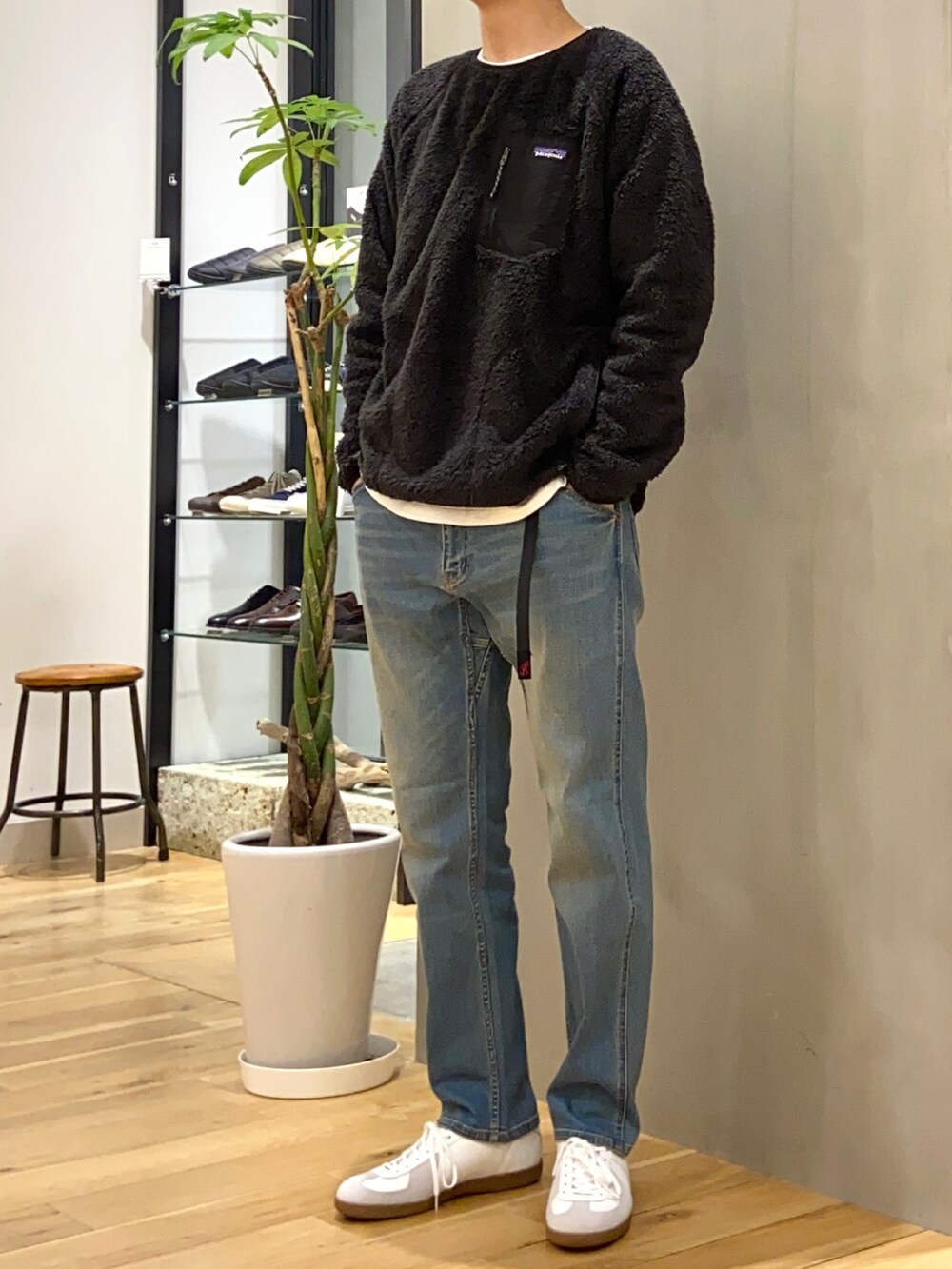 ブルー系のその他パンツ、ホワイト系のスニーカー、ブルー系のその他を着用したメンズの冬コーディネートの2枚目の写真