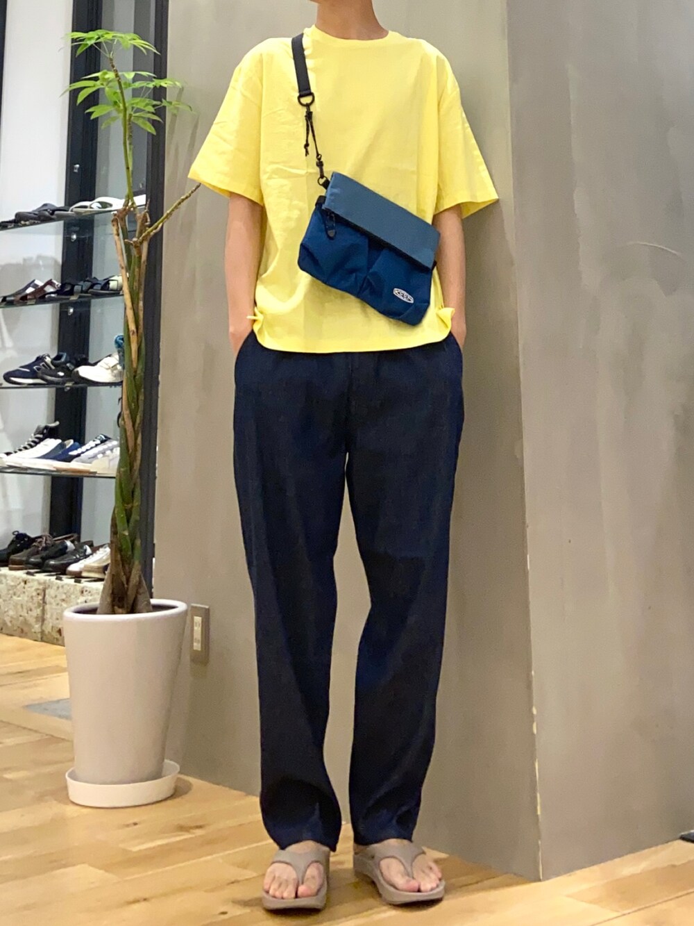 イエロー系のTシャツ/カットソー、ブルー系のデニムパンツを着用したメンズの春コーディネートの3枚目の写真