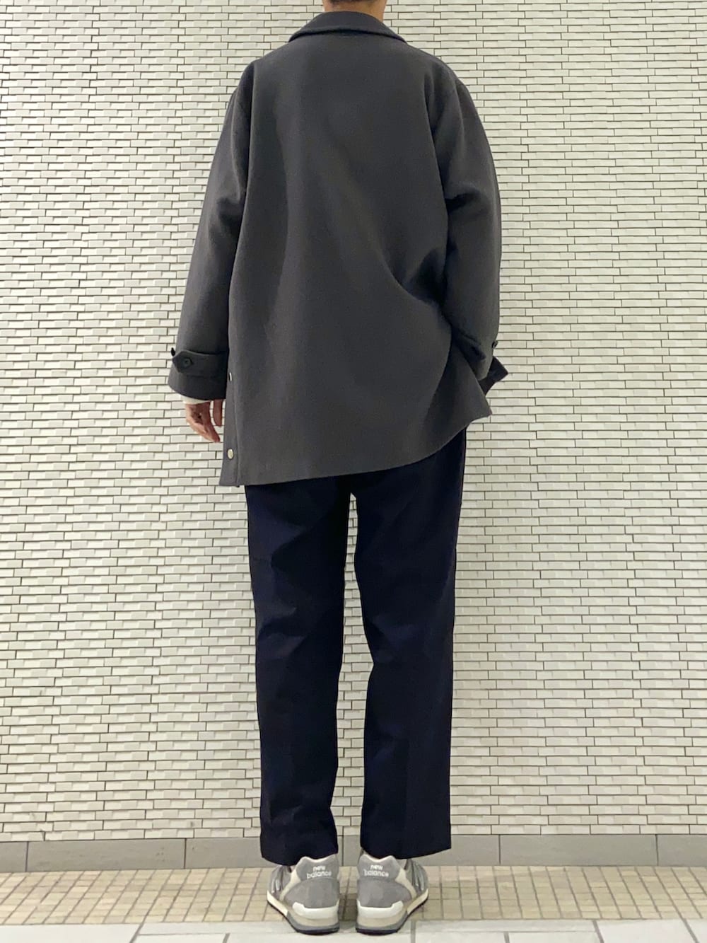 グレー系のその他アウター、ホワイト系のニット/セーター、ブルー系のその他パンツを着用したメンズの冬コーディネートの2枚目の写真