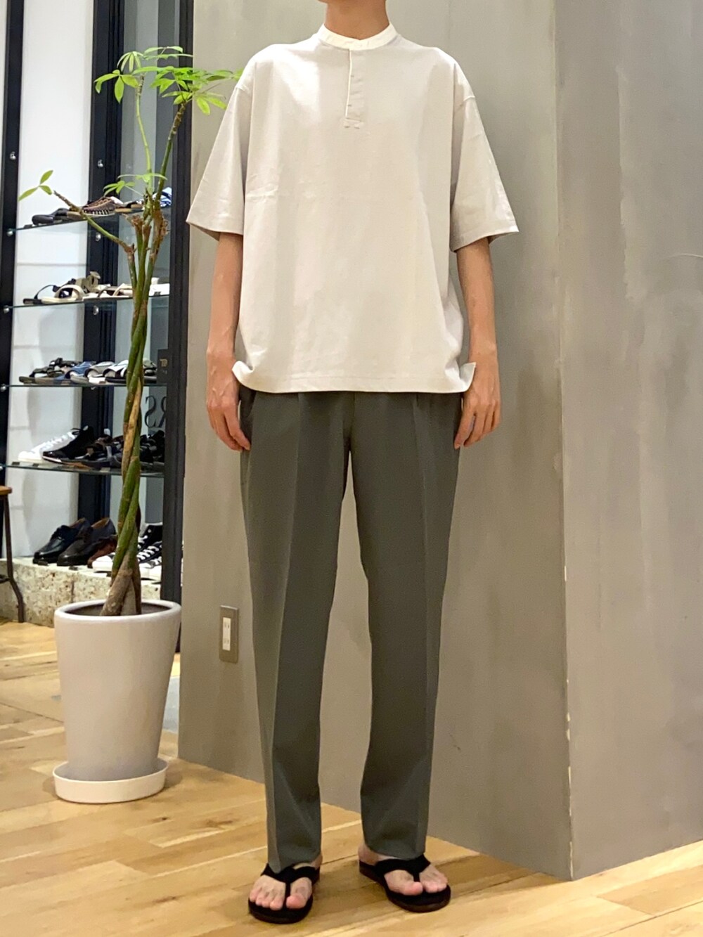 グレー系のTシャツ/カットソー、グリーン系のその他パンツ、ブラック系のサンダルを着用したメンズの夏コーディネートの2枚目の写真