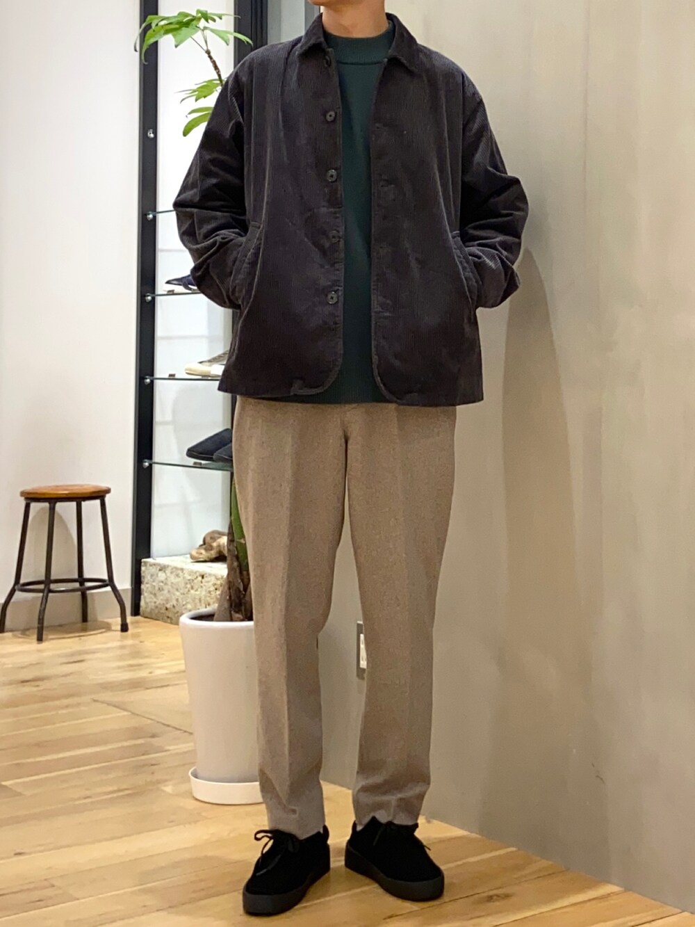 グレー系のカバーオール、グリーン系のニット/セーター、ブラック系のその他シューズを着用したメンズの冬コーディネートの3枚目の写真